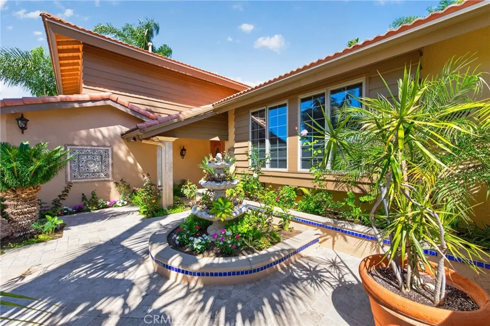 2740 Cardinal Drive Costa Mesa, CA 92626