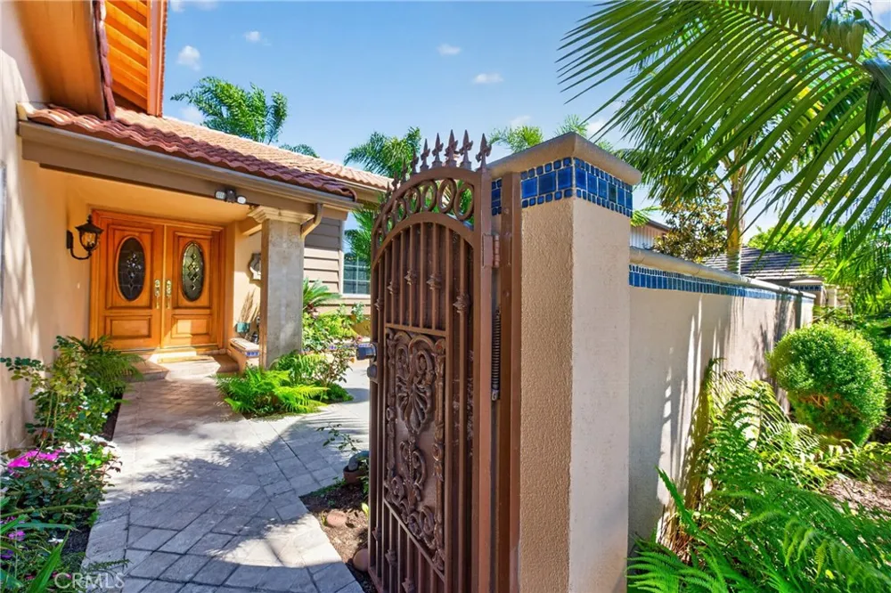 2740 Cardinal Drive Costa Mesa, CA 92626