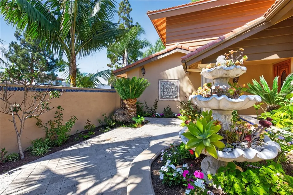 2740 Cardinal Drive Costa Mesa, CA 92626