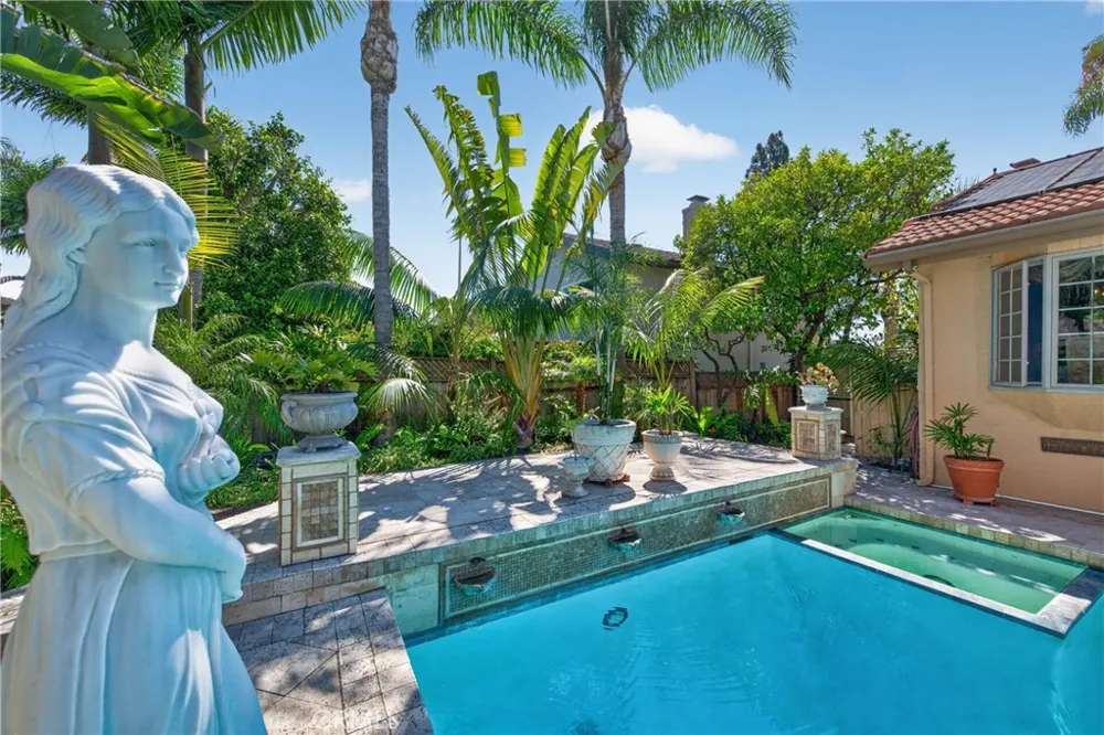 2740 Cardinal Drive Costa Mesa, CA 92626