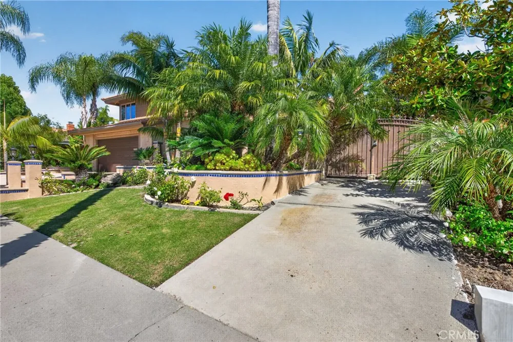 2740 Cardinal Drive Costa Mesa, CA 92626
