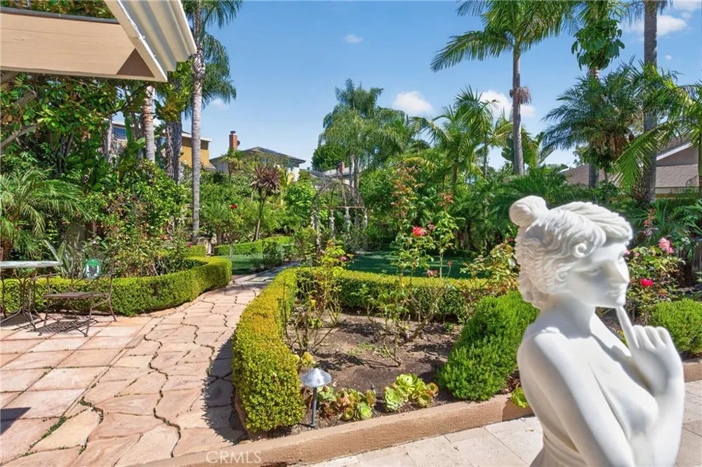 2740 Cardinal Drive Costa Mesa, CA 92626