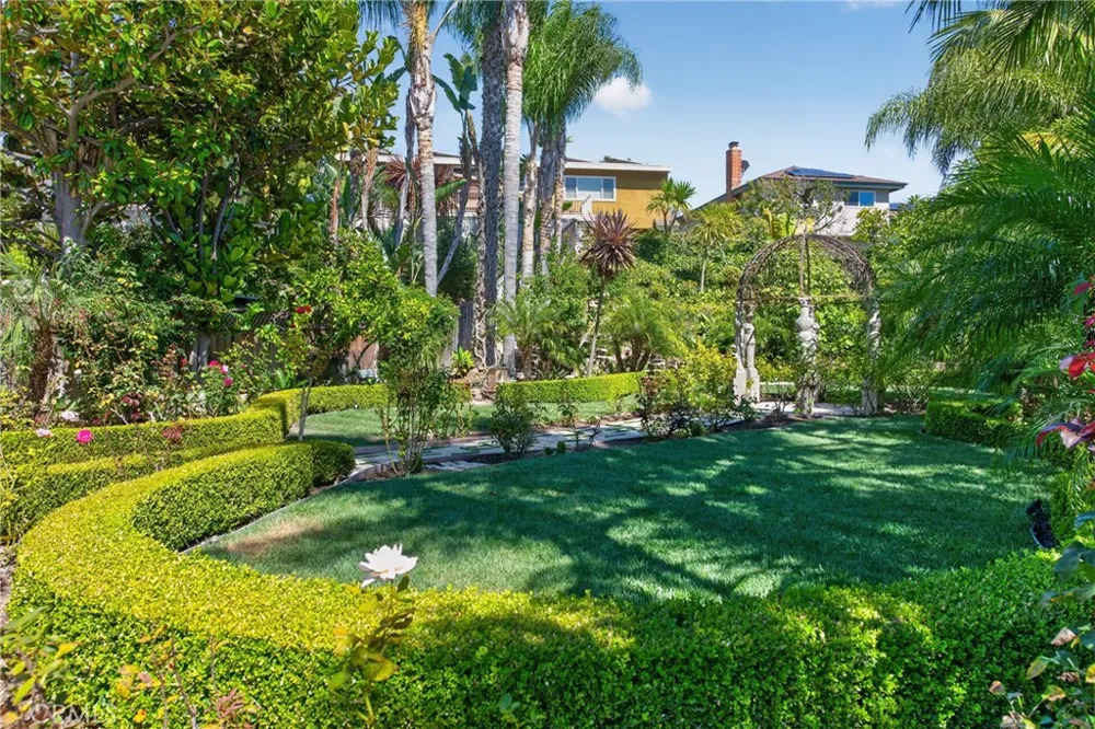 2740 Cardinal Drive Costa Mesa, CA 92626