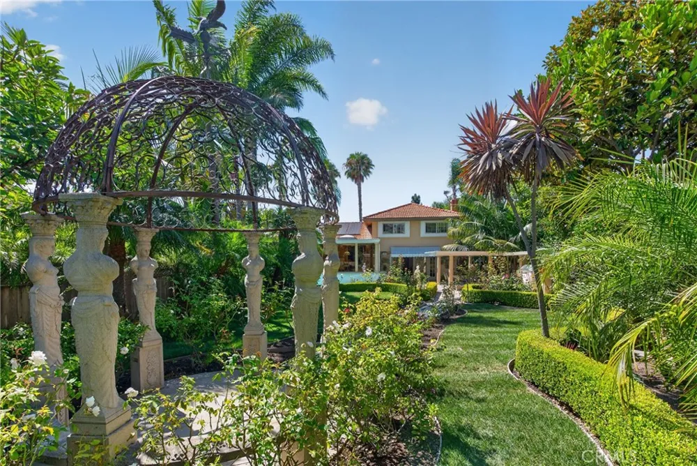 2740 Cardinal Drive Costa Mesa, CA 92626