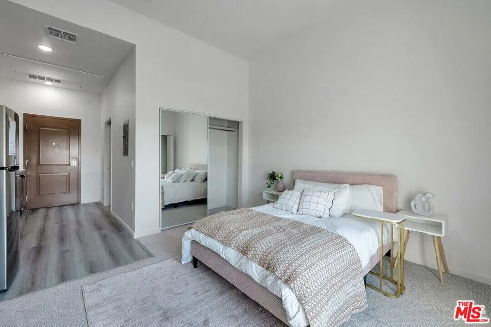 983 Dewey Avenue #204 Los Angeles, CA 90006