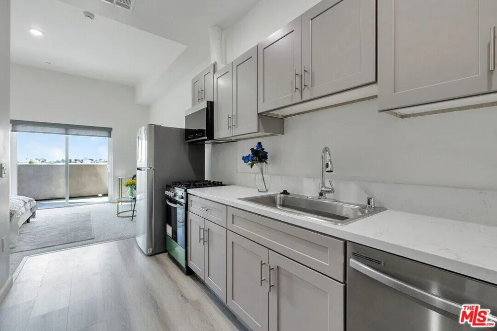 983 Dewey Avenue #204 Los Angeles, CA 90006