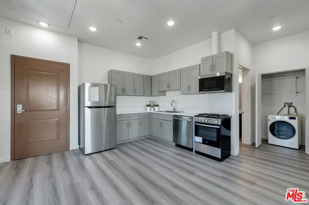 983 Dewey Avenue #204 Los Angeles, CA 90006