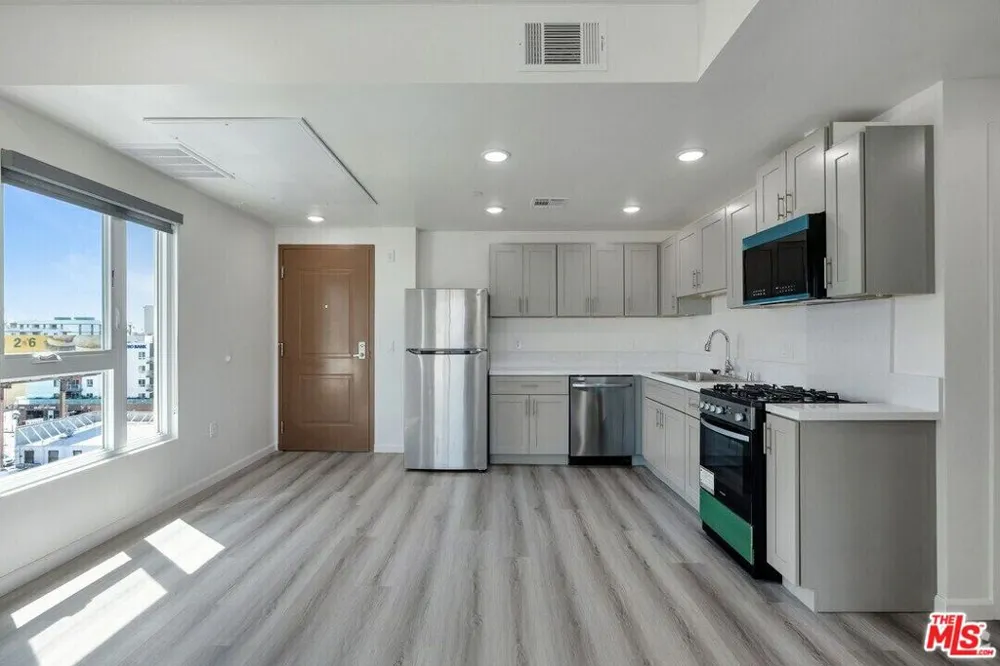 983 Dewey Avenue #204 Los Angeles, CA 90006