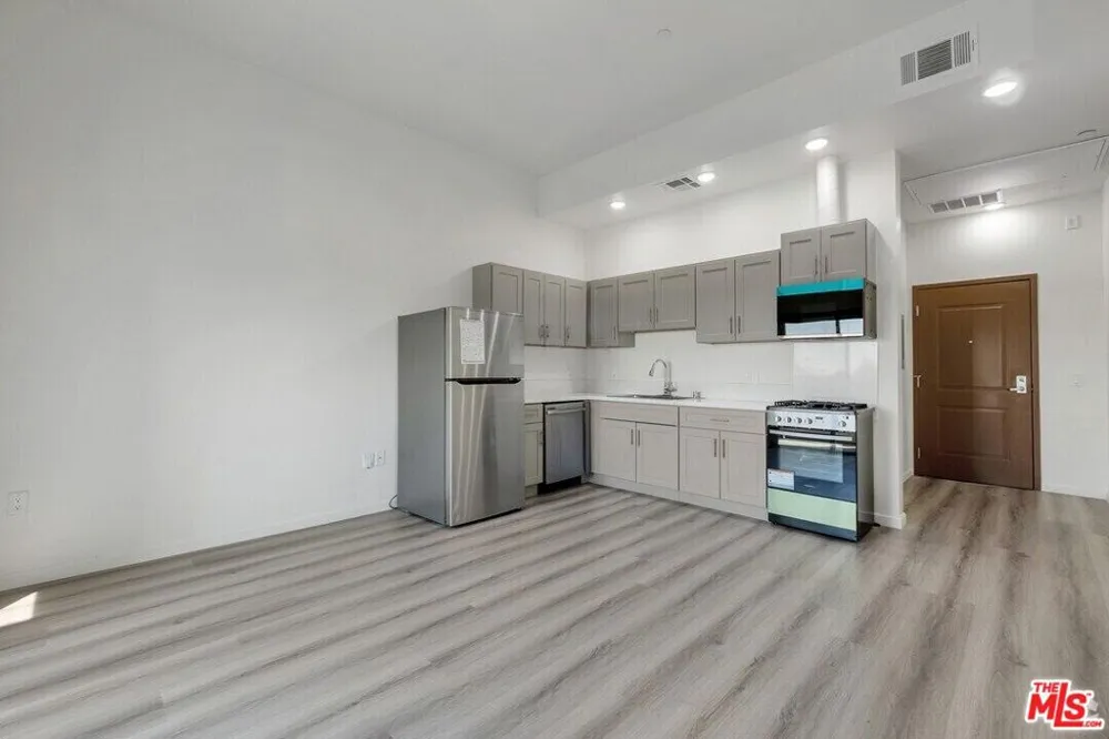 983 Dewey Avenue #204 Los Angeles, CA 90006