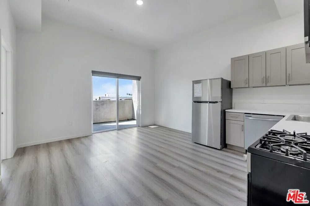 983 Dewey Avenue #204 Los Angeles, CA 90006