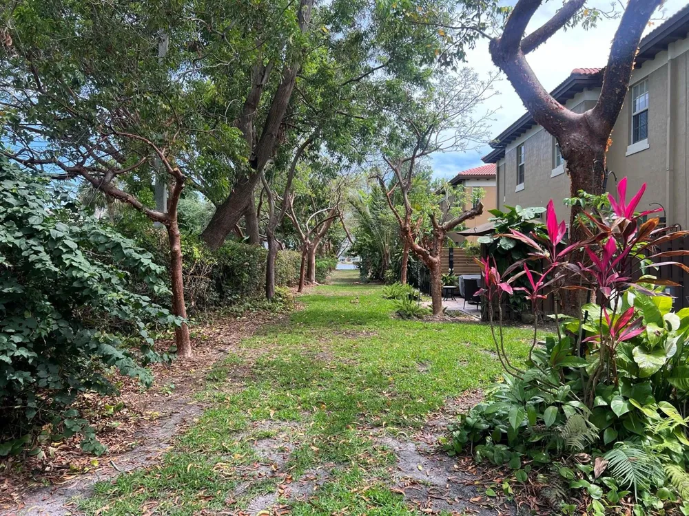 6927 Julia Gardens Drive Coconut Creek, FL 33073