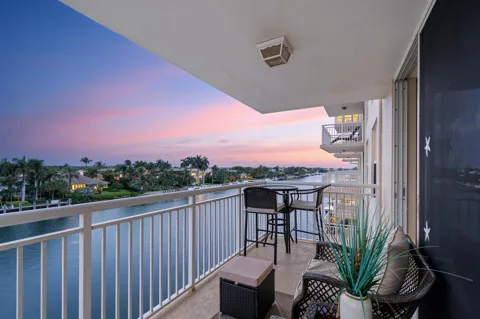 1050 Hillsboro Mile #403w