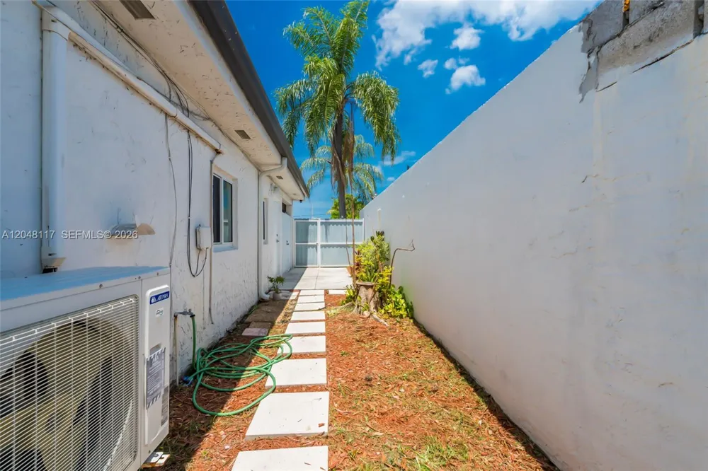 114 SW SW 57th Ct Miami, FL 33144