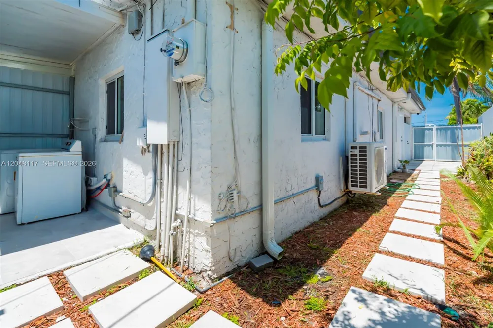 114 SW SW 57th Ct Miami, FL 33144