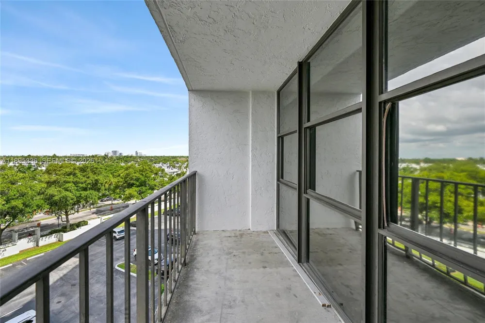 800 Parkview Dr #605 Hallandale Beach, FL 33009