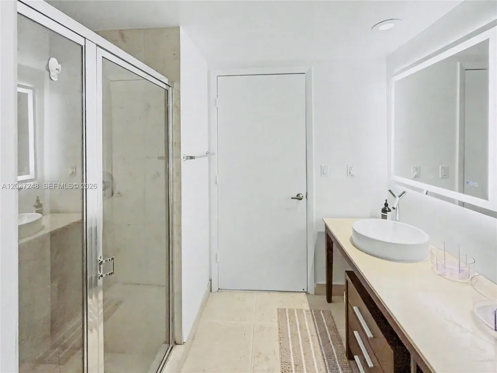 465 Brickell Ave #1605 Miami, FL 33131