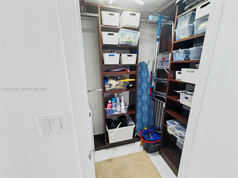 465 Brickell Ave #1605 Miami, FL 33131