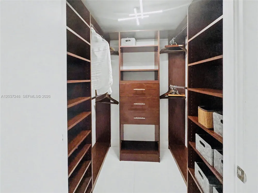 465 Brickell Ave #1605 Miami, FL 33131