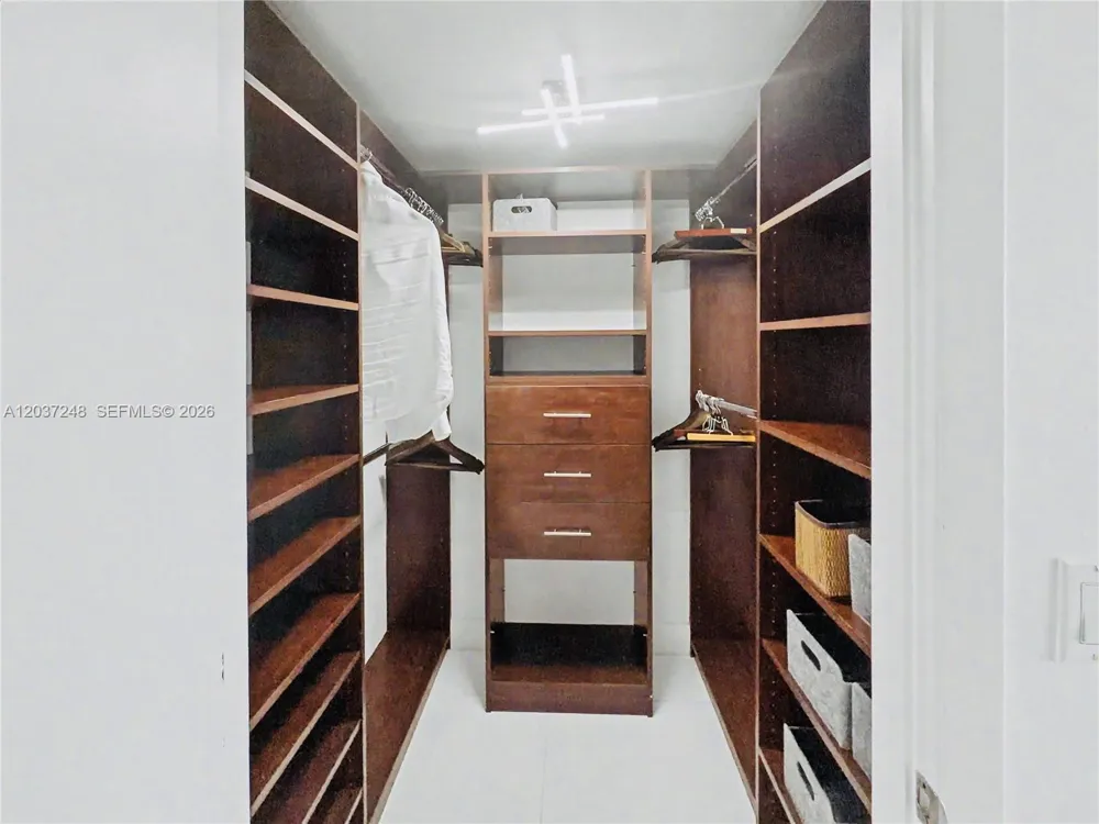 465 Brickell Ave #1605 Miami, FL 33131