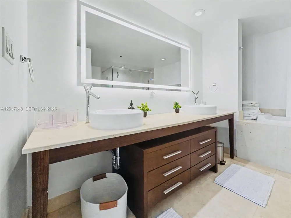 465 Brickell Ave #1605 Miami, FL 33131