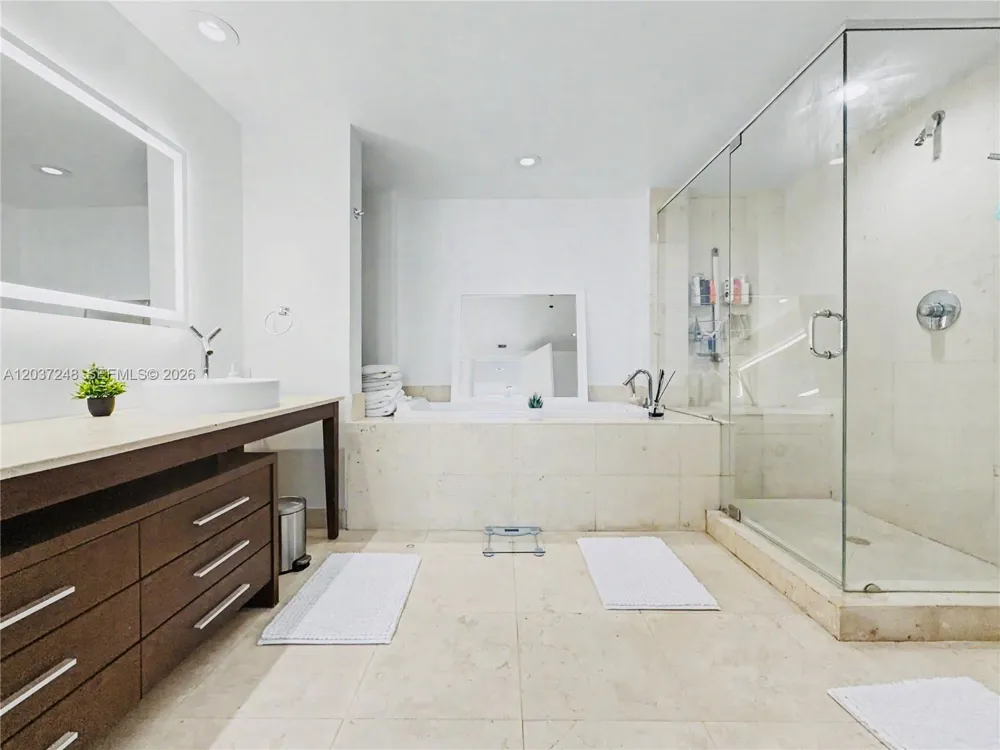 465 Brickell Ave #1605 Miami, FL 33131