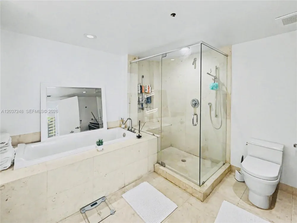 465 Brickell Ave #1605 Miami, FL 33131