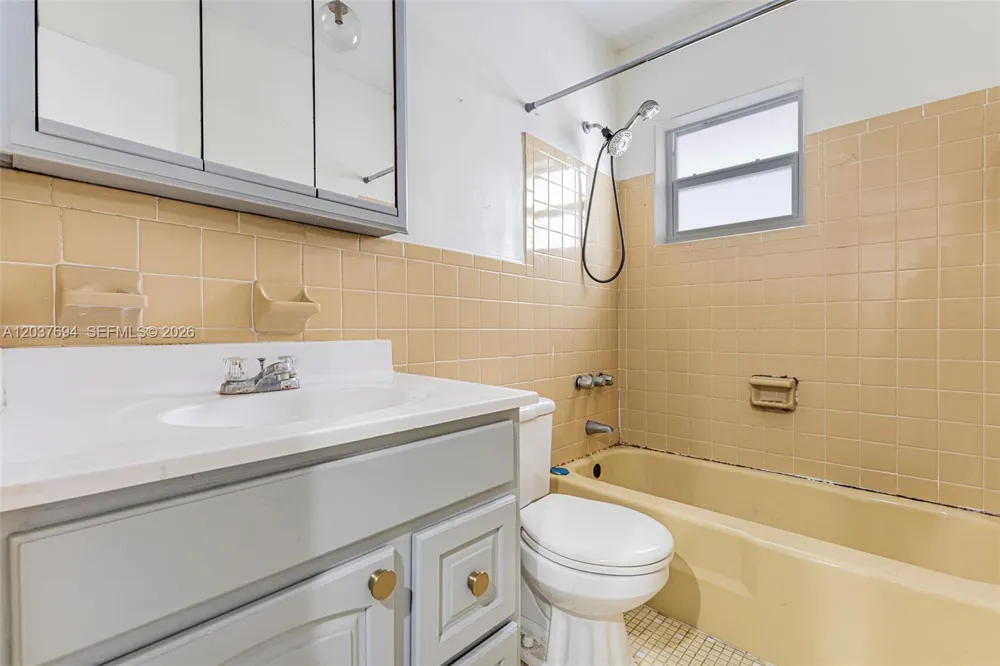 1100 W 35th St #23 Hialeah, FL 33012