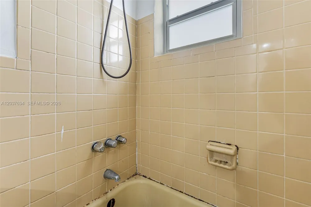 1100 W 35th St #23 Hialeah, FL 33012