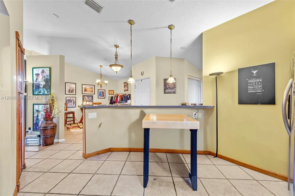 8220 Waterford Ln Tamarac, FL 33321