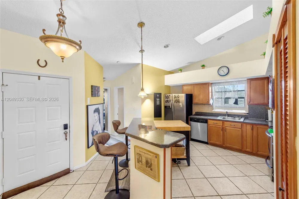 8220 Waterford Ln Tamarac, FL 33321