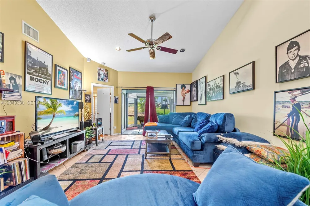 8220 Waterford Ln Tamarac, FL 33321