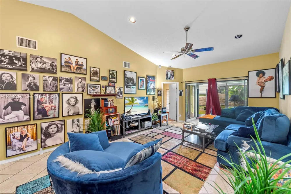 8220 Waterford Ln Tamarac, FL 33321