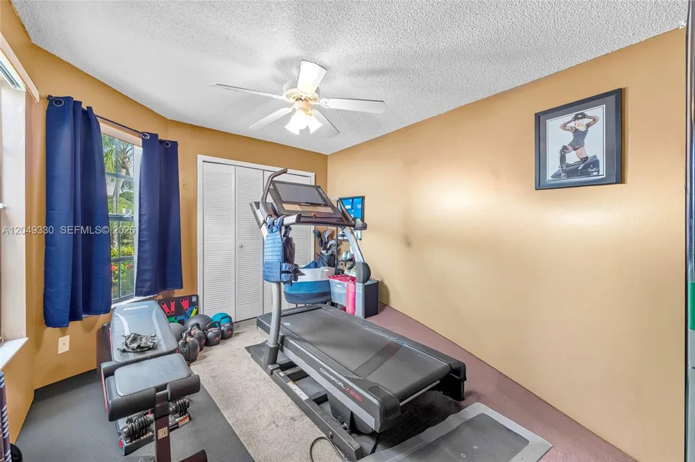 8220 Waterford Ln Tamarac, FL 33321
