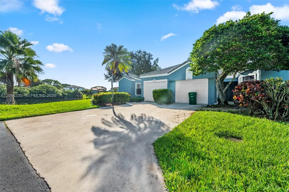 8220 Waterford Ln Tamarac, FL 33321
