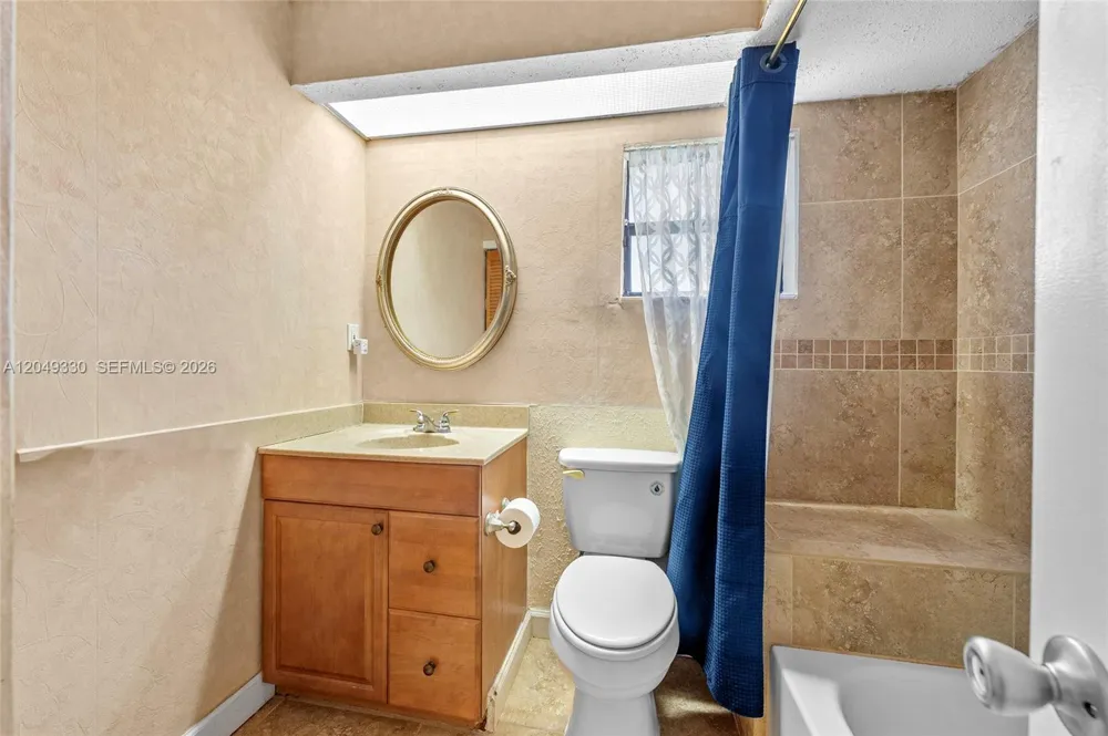 8220 Waterford Ln Tamarac, FL 33321