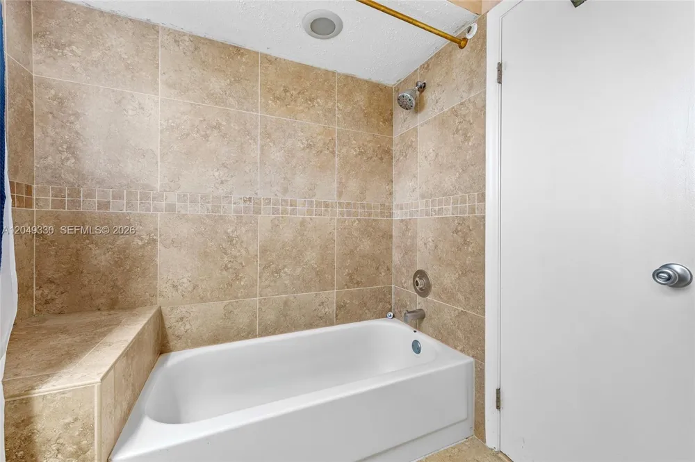 8220 Waterford Ln Tamarac, FL 33321