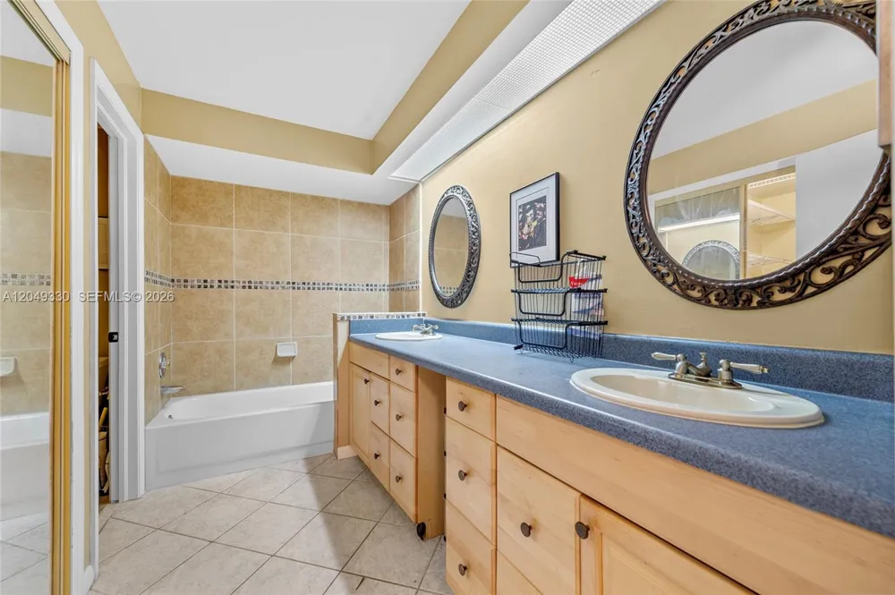8220 Waterford Ln Tamarac, FL 33321