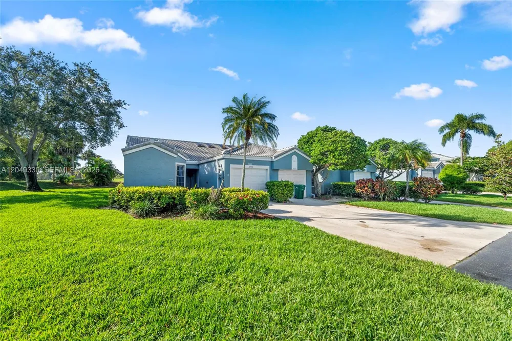 8220 Waterford Ln Tamarac, FL 33321