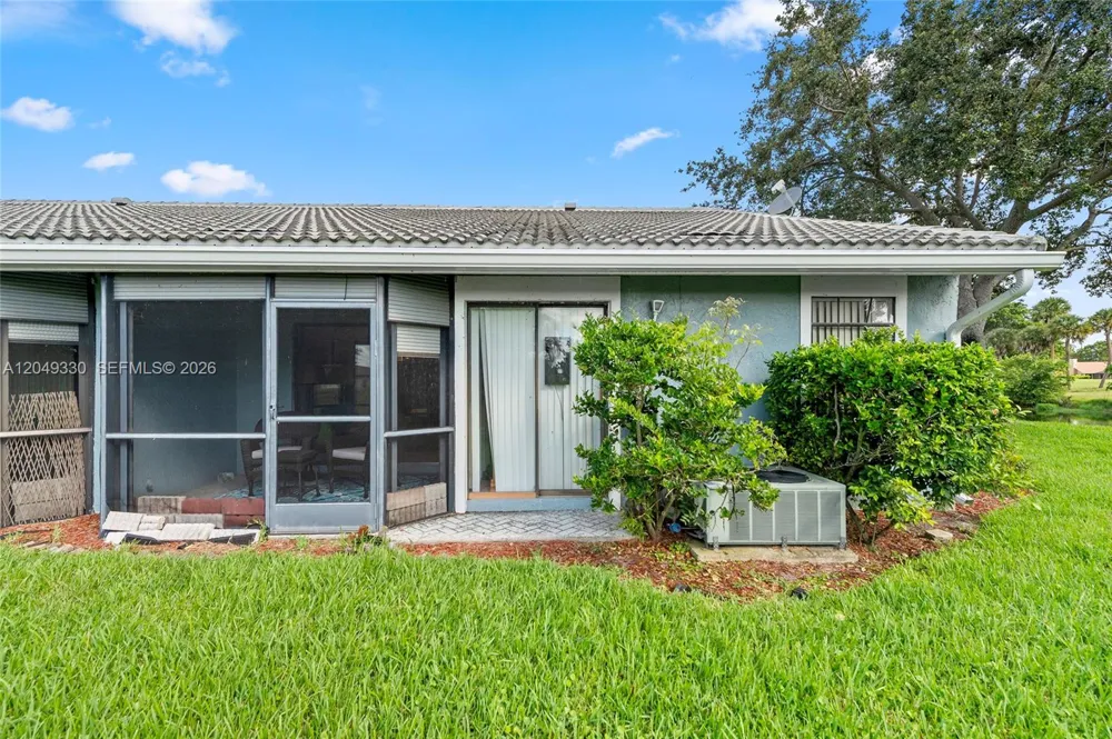 8220 Waterford Ln Tamarac, FL 33321