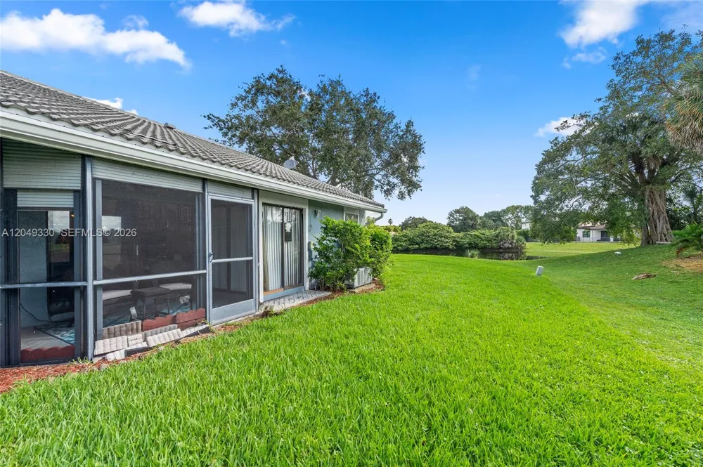 8220 Waterford Ln Tamarac, FL 33321