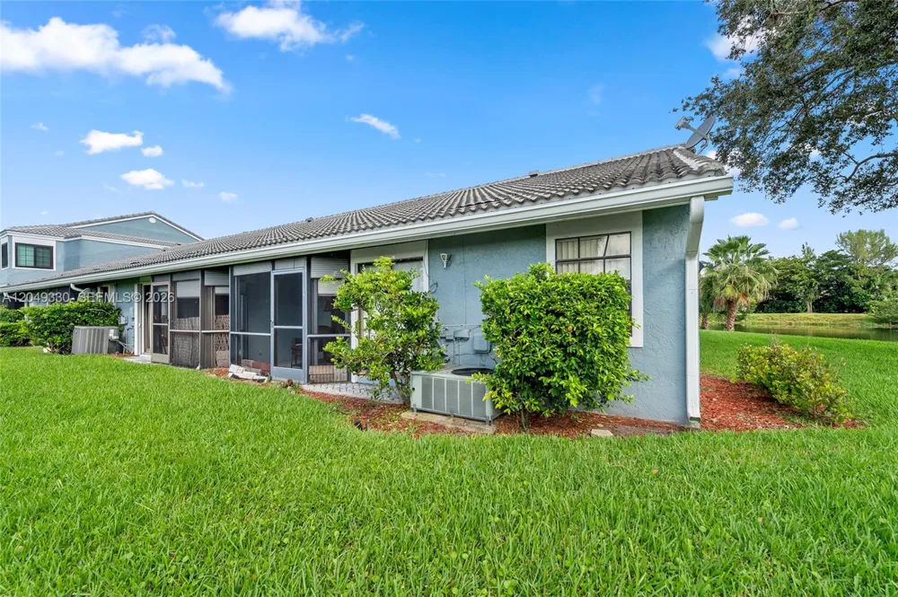 8220 Waterford Ln Tamarac, FL 33321
