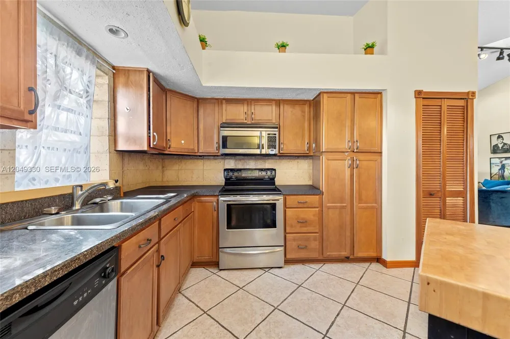 8220 Waterford Ln Tamarac, FL 33321