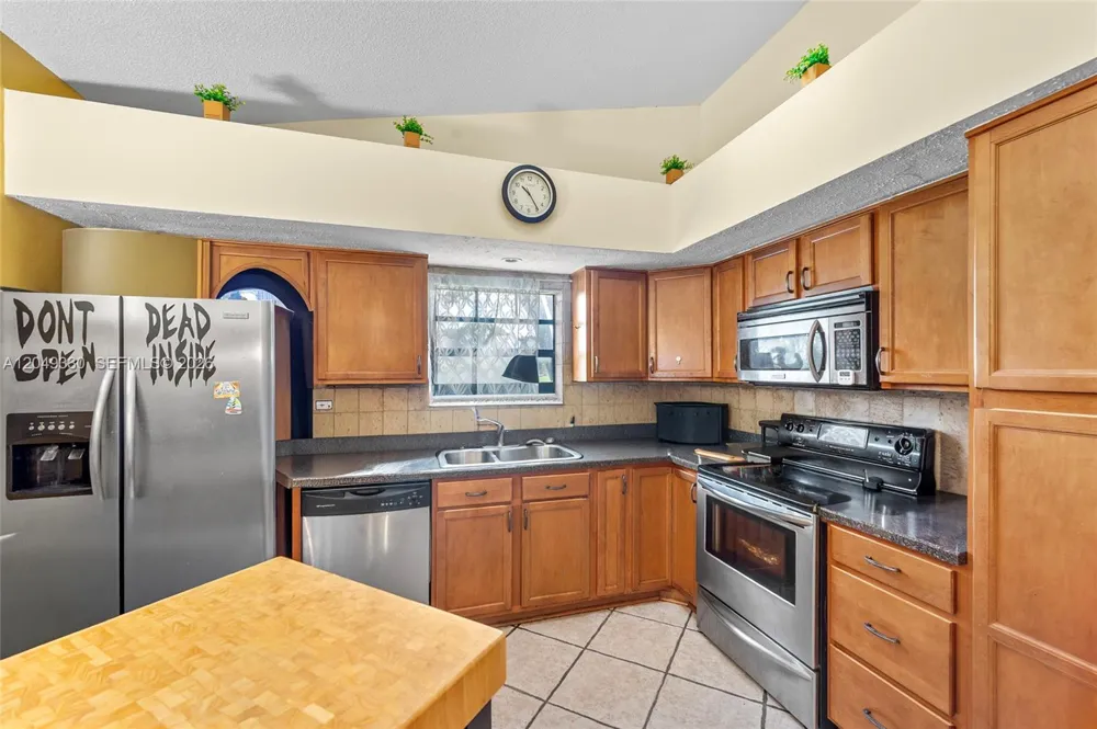 8220 Waterford Ln Tamarac, FL 33321