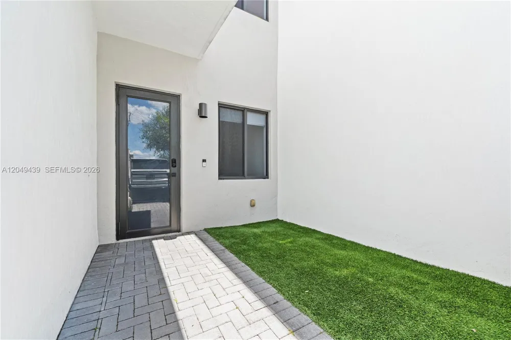 9174 SW 5th Ln Miami, FL 33174