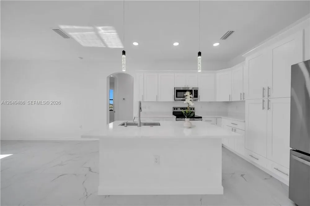 800 Pine Ave Lehigh Acres, FL 33972