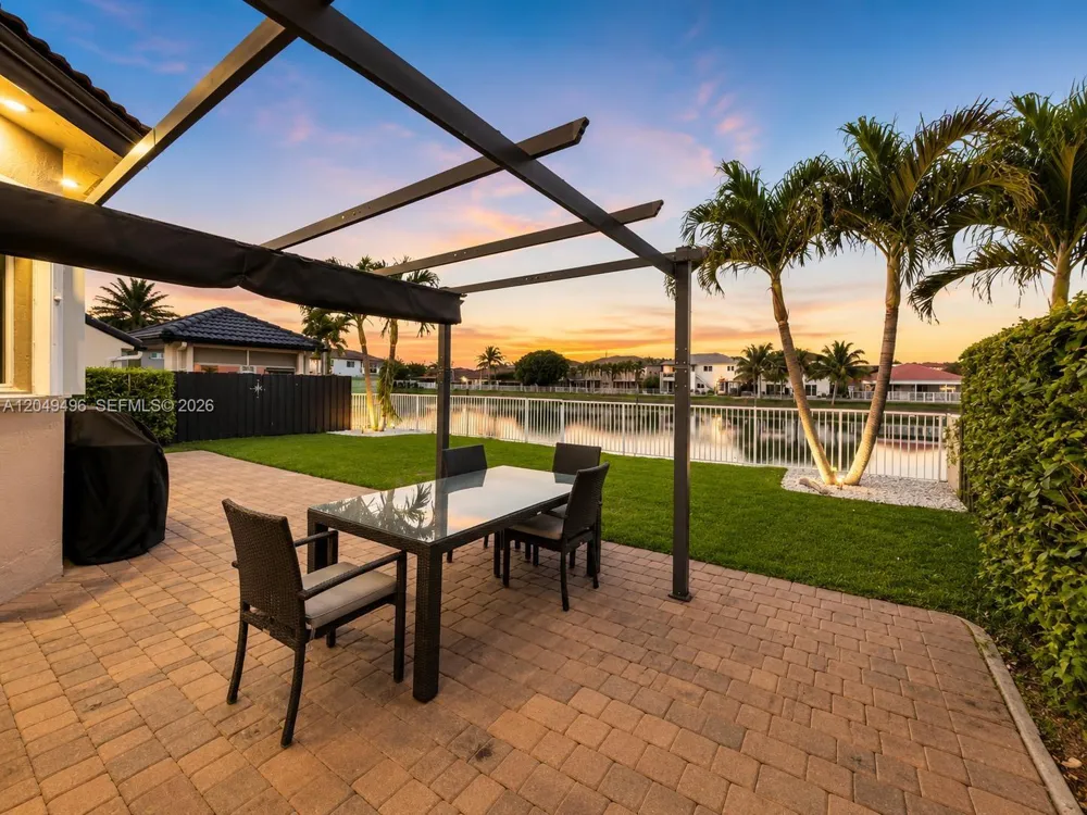 15441 SW 11th Ter Miami, FL 33194