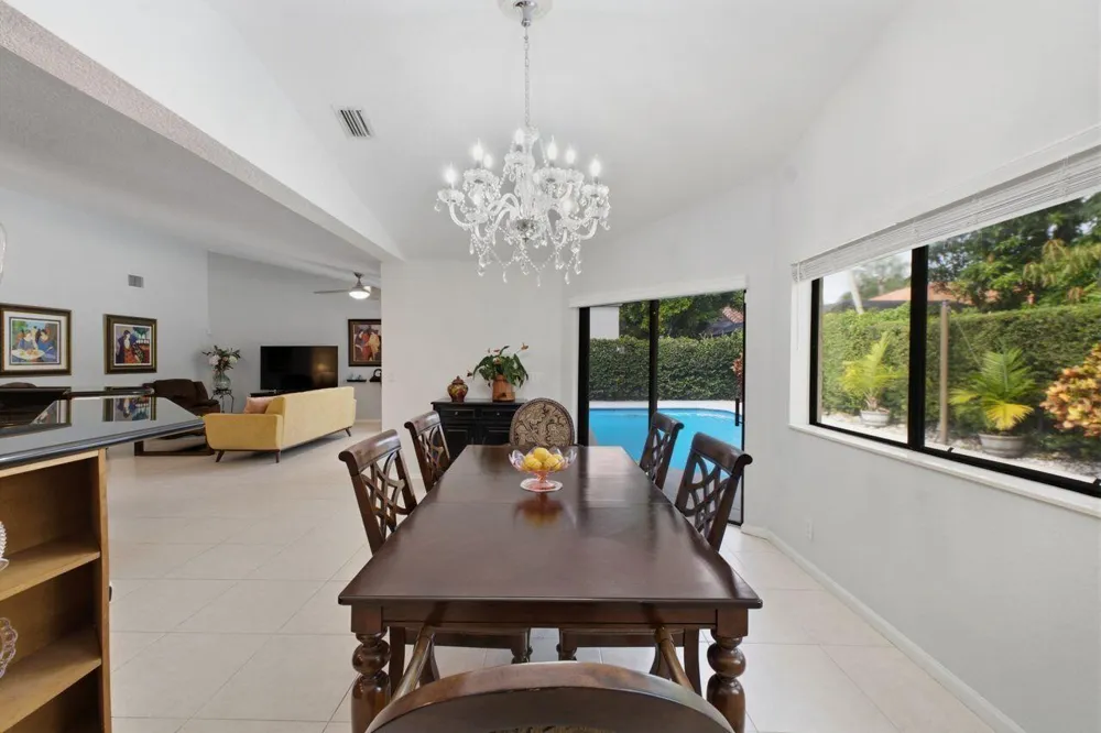 2719 Oak Tree Lane Oakland Park, FL 33309