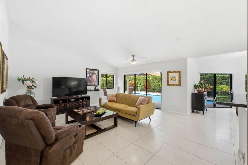 2719 Oak Tree Lane Oakland Park, FL 33309