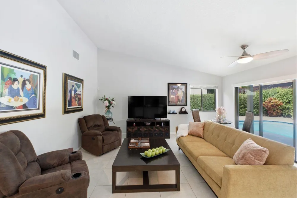 2719 Oak Tree Lane Oakland Park, FL 33309