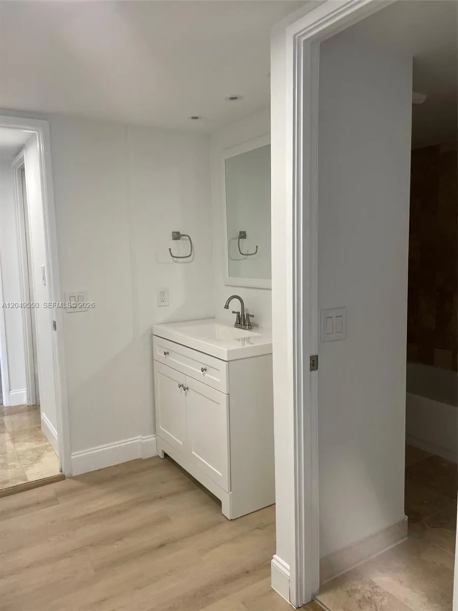 3731 Country Club Dr #323 Aventura, FL 33180